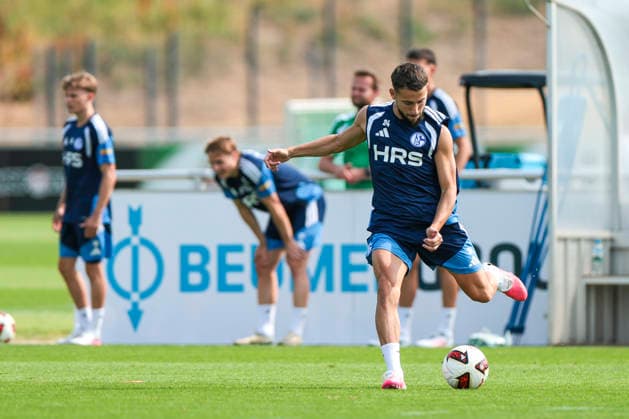 30.07.2026, Fussball, Training des FC Schalke 04. Adil Aouchiche (FC Schalke 04). Gelsenkirchen Trainingsgelände FC Schalke 04 NRW Deutschland xRHR-FOTO YYx *** July 30, 2026, Soccer, FC Schalke 04 practice Adil Aouchiche FC Schalke 04 Gelsenkirchen FC Schalke 04 training facility NRW Germany xRHR PHOTO YYx Copyright: RHR-FOTOx RHR-FOTO YY