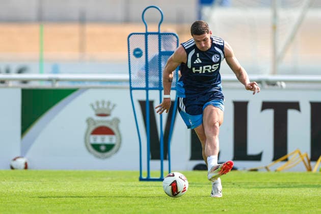 30.07.2026, Fussball, Training des FC Schalke 04. Robin Gosens (FC Schalke 04). Gelsenkirchen Trainingsgelände FC Schalke 04 NRW Deutschland xRHR-FOTO YYx *** July 30, 2026, Soccer, FC Schalke 04 practice Robin Gosens FC Schalke 04 Gelsenkirchen FC Schalke 04 training facility NRW Germany xRHR PHOTO YYx Copyright: RHR-FOTOx RHR-FOTO YY