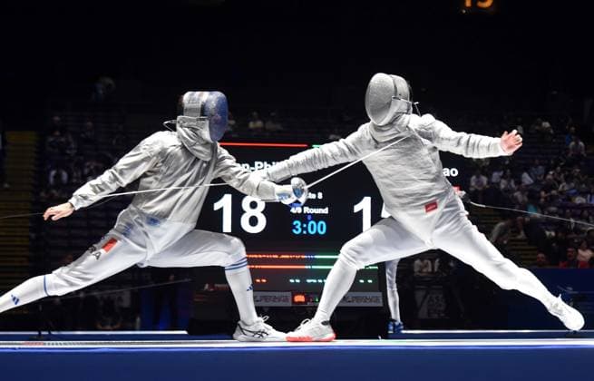 Sport Bilder des Tages (260730) -- HONG KONG, July 30, 2026 -- Wei Zhenhao (R) of China competes with Jean-Philipp Patrice of France during the team men s sabre quarterfinal match between China and France at the 2026 Fencing World Championships in Hong Kong, south China, July 30, 2026. ) (SP)CHINA-HONG KONG-FENCING-WORLD CHAMPIONSHIPS-MEN S SABRE-TEAM (CN) LoxPingxFai 