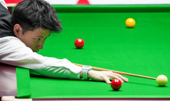 (260730) -- SHANGHAI, July 30, 2026 -- Zhao Xintong competes during the quarterfinal match between Zhao Xintong of China and Neil Robertson of Australia at the World Snooker Shanghai Masters 2026 in Shanghai, east China, July 30, 2026. ) (SP)CHINA-SHANGHAI-SNOOKER-SHANGHAI MASTERS 2026-QUARTERFINALS (CN) DingxTing 