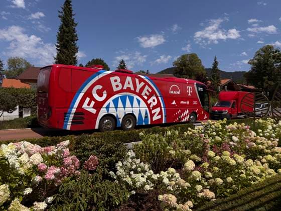 RECORD DATE NOT STATED 30.07.2026, Fussball Bundesliga 2026 2027, Trainingslager FC Bayern München in Rottach-Egern am Tegernsee (Bayern). Testspiel FC Rottach Egern - FC Bayern München, Der Mannschaftsbus des FC Bayern München steht am Hotel vor dem Eingang, vor einem herrlichen Blumenbeet. *** July 30, 2026, 2026–2027 Bundesliga Season, FC Bayern Munich Training Camp in Rottach Egern on Lake Tegernsee, Bavaria: Friendly Match between FC Rottach Egern and FC Bayern Munich, The FC Bayern Munich team bus is parked in front of the hotel entrance, in front of a beautiful flower bed