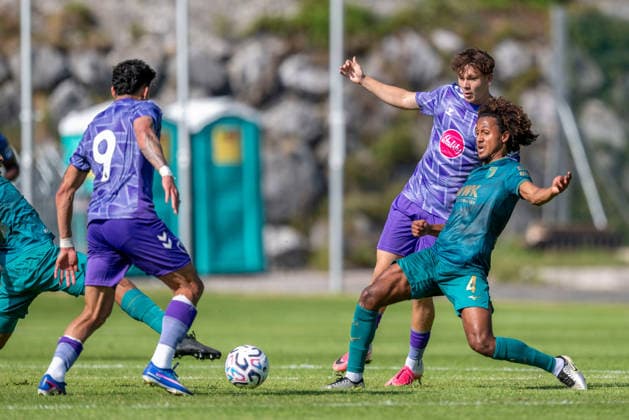 SOCCER - Augsburg vs Bournemouth, test match SAALFELDEN AM STEINERNEN MEER,AUSTRIA,30.JUL.26 - SOCCER - 1. DFL, 1. Deutsche Bundesliga, Premier League, FC Augsburg vs AFC Bournemouth, test match. Image shows Alex Toth (Bournemouth) and Han-Noah Massengo (Augsburg).  GEPAxpictures xWolfgangxKofler