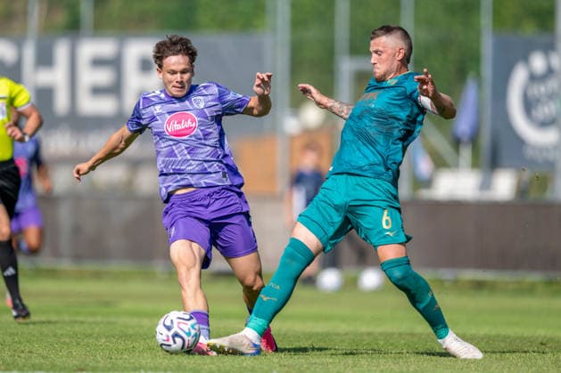 SOCCER - Augsburg vs Bournemouth, test match SAALFELDEN AM STEINERNEN MEER,AUSTRIA,30.JUL.26 - SOCCER - 1. DFL, 1. Deutsche Bundesliga, Premier League, FC Augsburg vs AFC Bournemouth, test match. Image shows Alex Toth (Bournemouth) and Jeffrey Gouweleeuw (Augsburg).  GEPAxpictures xWolfgangxKofler