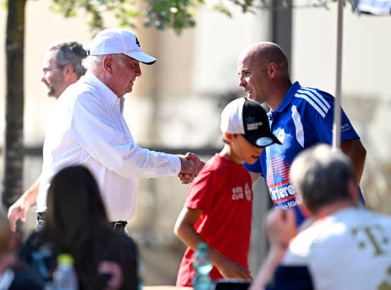 30.07.2026, Fussball Bundesliga 2026 2027, Trainingslager FC Bayern München in Rottach-Egern am Tegernsee (Bayern). Testspiel FC Rottach Egern - FC Bayern München, Ehren-Präsident Uli Hoeneß (FC Bayern München, Hoeness) schüttelt Hände *** July 30, 2026, 2026–2027 Bundesliga, FC Bayern Munich training camp in Rottach Egern on Lake Tegernsee, Bavaria; friendly match between FC Rottach Egern and FC Bayern Munich; FC Bayern Munich Honorary President Uli Hoeneß; Hoeneß shakes hands
