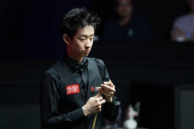 SHANGHAI, CHINA - JULY 30: Wu Yize of China chalks the cue in the Quarterfinal match against Shaun Murphy of England on Day 4 of the 2026 Snooker Shanghai Masters at Luwan Gymnasium on July 30, 2026 in Shanghai, China.  Copyright: xTaixChengzhex 111657297521