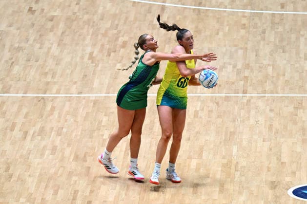 COM26 NETBALL, Matilda Garrett of Australia competes with Orlaith Rogers of Northern Ireland during the Preliminary Round Pool A netball match between Australia and Northern Ireland at the Glasgow 2026 Commonwealth Games at The Hydro in Glasgow, Scotland, Thursday, July 30, 2026. ( NO ARCHIVING, EDITORIAL USE ONLY Glasgow United Kingdom  Copyright: xLUKASxCOCHx 20260731120959504572