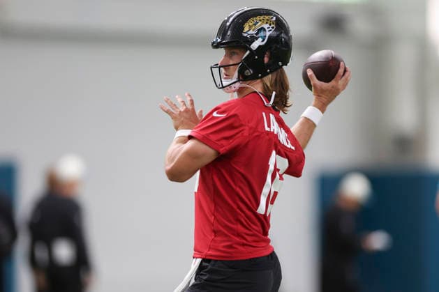 JACKSONVILLE, FL - JULY 30: Jacksonville Jaguars quarterback Trevor Lawrence (16) throws a pass during training camp on July 30, 2026 at the Miller Electric Center in Jacksonville, Fl. (Photo by David Rosenblum Icon Sportswire) NFL, American Football Herren, USA JUL 30 Jaguars Training Camp EDITORIAL USE ONLY Icon260730225615