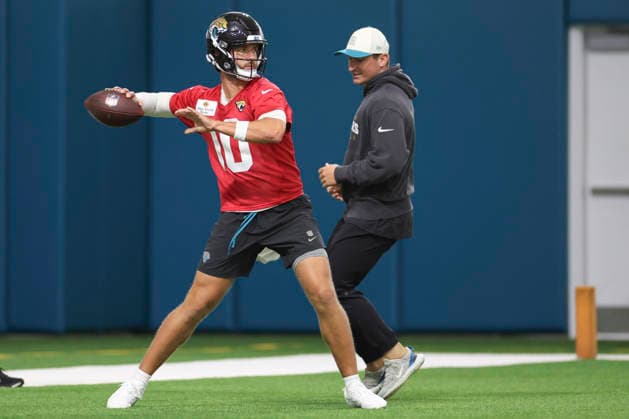 JACKSONVILLE, FL - JULY 30: Jacksonville Jaguars quarterback Carter Bradley (10) throws a pass during training camp on July 30, 2026 at the Miller Electric Center in Jacksonville, Fl. (Photo by David Rosenblum Icon Sportswire) NFL, American Football Herren, USA JUL 30 Jaguars Training Camp EDITORIAL USE ONLY Icon260730225740