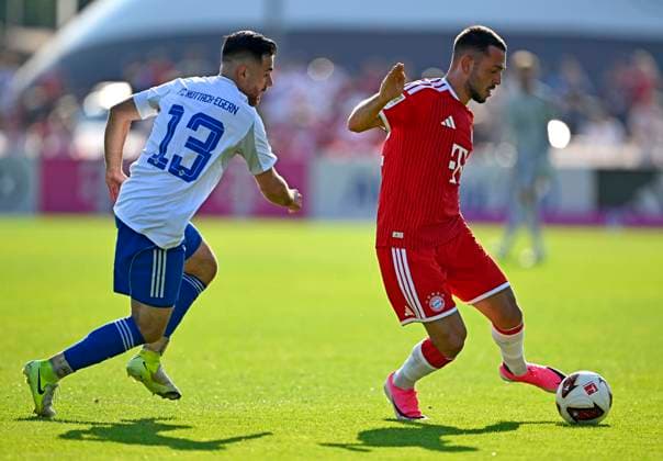 RECORD DATE NOT STATED 30.07.2026, Fussball Bundesliga 2026 2027, Trainingslager FC Bayern München in Rottach-Egern am Tegernsee (Bayern). Testspiel FC Rottach Egern - FC Bayern München, v.l. Ferhat Yilmazer (Rottach Egern) gegen Arijon Ibrahimovic) *** July 30, 2026, 2026–2027 Bundesliga, FC Bayern Munich training camp in Rottach Egern on Lake Tegernsee, Bavaria; friendly match between FC Rottach Egern and FC Bayern Munich; from left: Ferhat Yilmazer (Rottach Egern) vs. Arijon Ibrahimovic