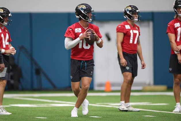 JACKSONVILLE, FL - JULY 30: Jacksonville Jaguars quarterback Carter Bradley (10) works on a drill during training camp on July 30, 2026 at the Miller Electric Center in Jacksonville, Fl. (Photo by David Rosenblum Icon Sportswire) NFL, American Football Herren, USA JUL 30 Jaguars Training Camp EDITORIAL USE ONLY Icon260730226138