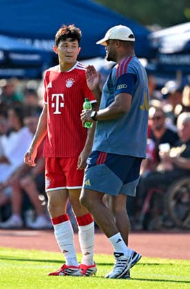 30.07.2026, Fussball Bundesliga 2026 2027, Trainingslager FC Bayern München in Rottach-Egern am Tegernsee (Bayern). Testspiel FC Rottach Egern - FC Bayern München, v.l. Min-jae Kim (Bayern München, Minjae Kim) und Trainer Vincent Kompany (FC Bayern München) im Gespräch *** July 30, 2026, 2026–2027 Bundesliga, FC Bayern Munich training camp in Rottach-Egern on Lake Tegernsee, Bavaria; friendly match between FC Rottach-Egern and FC Bayern Munich; from left: Min-jae Kim of Bayern Munich, Min-jae Kim, and coach Vincent Kompany of FC Bayern Munich in conversation