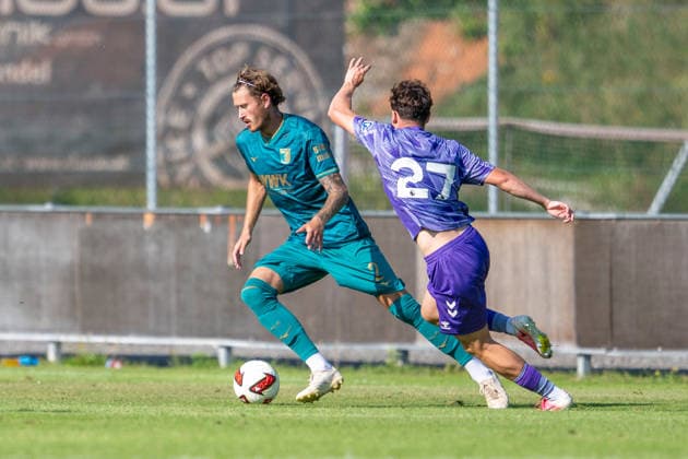 SOCCER - Augsburg vs Bournemouth, test match SAALFELDEN AM STEINERNEN MEER,AUSTRIA,30.JUL.26 - SOCCER - 1. DFL, 1. Deutsche Bundesliga, Premier League, FC Augsburg vs AFC Bournemouth, test match. Image shows Calvin Brackelmann (Augsburg) and Alex Toth (Bournemouth).  GEPAxpictures xWolfgangxKofler