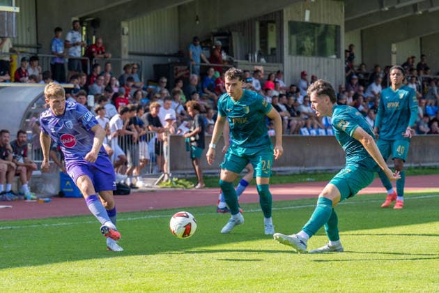 SOCCER - Augsburg vs Bournemouth, test match SAALFELDEN AM STEINERNEN MEER,AUSTRIA,30.JUL.26 - SOCCER - 1. DFL, 1. Deutsche Bundesliga, Premier League, FC Augsburg vs AFC Bournemouth, test match. Image shows Adrien Truffert (Bournemouth), Thomas Kastanaras and Mert Koemuer (Augsburg).  GEPAxpictures xWolfgangxKofler