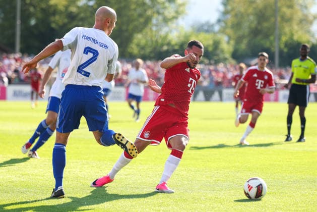 Arijon Ibrahimovic (FC Bayern Muenchen, 22) mit Markus Stoeckl (FC Rottach-Egern, 02), GER, FC Rottach-Egern vs. FC Bayern Muenchen, Fussball, Testspiel, Saison 2026 2027, 30.07.2026, GER, FC Rottach-Egern vs. FC Bayern Muenchen, Fussball, Testspiel, Saison 2026 2027, 30.07.2026 Rottach-Egern *** Arijon Ibrahimovic, FC Bayern Munich, 22, with Markus Stoeckl, FC Rottach Egern, 02, GER, FC Rottach Egern vs. FC Bayern Munich, Soccer, Friendly, 2026–2027 Season, July 30, 2026, GER, FC Rottach Egern vs. FC Bayern Munich, Soccer, Friendly Match, 2026–2027 Season, July 30, 2026, Rottach Egern Copyright: xEibner-Pressefoto JennixMaulx EP_JML