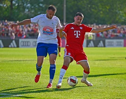 30.07.2026, Fussball Bundesliga 2026 2027, Trainingslager FC Bayern München in Rottach-Egern am Tegernsee (Bayern). Testspiel FC Rottach Egern - FC Bayern München, v.l. Fetlullah Sourtsoglou (FC Rottach-Egern) gegen Felipe Chavez (FC Bayern München). *** July 30, 2026, 2026–2027 Bundesliga season, FC Bayern Munich training camp in Rottach Egern on Lake Tegernsee, Bavaria; friendly match between FC Rottach Egern and FC Bayern Munich; from left: Fetlullah Sourtsoglou of FC Rottach Egern vs. Felipe Chavez of FC Bayern Munich