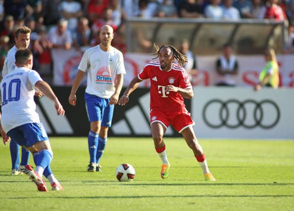Fussball, Herren, Bundesliga, Saison 2026 2027, FC Rottach-Egern - FC Bayern München, Testspiel, Trainingslager, Rottach-Egern Sacha Boey (FC Bayern München) mit Ball im Angriff *** Soccer, Men s, Bundesliga, 2026–2027 Season, FC Rottach Egern vs. FC Bayern Munich, Friendly Match, Training Camp, Rottach Egern: Sacha Boey of FC Bayern Munich with the ball on the attack