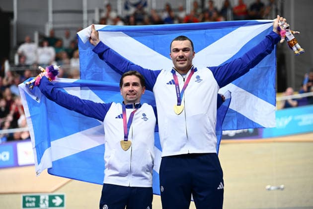 Glasgow 2026 Commonwealth Games Picture by Olly Hassell SWpix.com - 30 07 2026 - Glasgow 2026 Commonwealth Games - Track cycling, Rad, Radsport, Bahnrad, Bahn and Para Track Cycling - Sir Chris Hoy Velodrome, Glasgow, Scotland - Men s Tandem B 1000m TT Final - Podium - Neil Fachie and pilot Aaron Pope of Scotland on the podium after receiving the Commonwealth Gold Medal Glasgow Sir Chris Hoy Velodrome Scotland Copyright: x xSWpix.comx(t axPhotographyxHubxLtd)xOllyxHassell SWpix.comx SWP-3030-16153