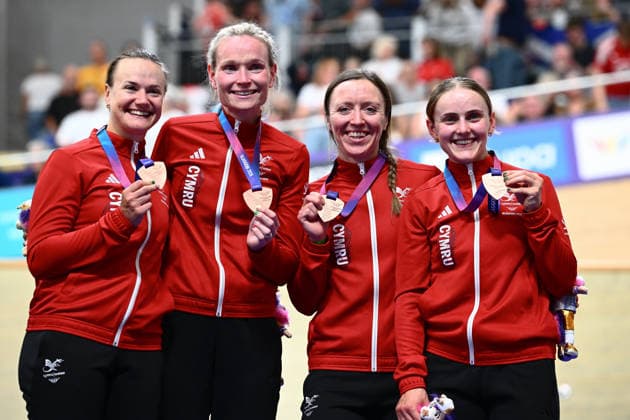 Glasgow 2026 Commonwealth Games Picture by Olly Hassell SWpix.com - 30 07 2026 - Glasgow 2026 Commonwealth Games - Track cycling, Rad, Radsport, Bahnrad, Bahn and Para Track Cycling - Sir Chris Hoy Velodrome, Glasgow, Scotland - Women s 4000m Team Pursuit - Podium - Jessica Robert, Ciara Oliva, Anna Morris, Megan Barker of Wales on the podium before receiving the Commonwealth Bronze Medal Glasgow Sir Chris Hoy Velodrome Scotland Copyright: x xSWpix.comx(t axPhotographyxHubxLtd)xOllyxHassell SWpix.comx SWP-3030-16157