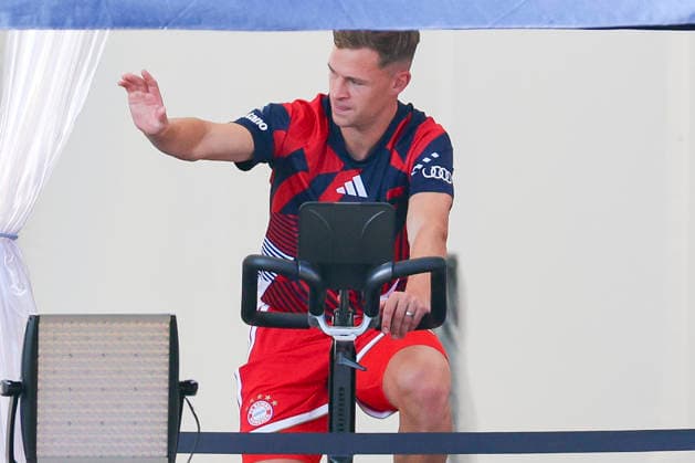 Joshua Kimmich (FC Bayern München) sitzt während des Spiels auf einem Fahrrad, Friendly match, FC Rottach-Egern v FC Bayern München, Stadion Birkenmoos am 30. July 2026 in Rottach-Egern, Deutschland. (Foto von Marco Steinbrenner DeFodi Images) Joshua Kimmich (FC Bayern München) sits on a bicycle during the match, Friendly match, FC Rottach-Egern v FC Bayern München, Stadion Birkenmoos, July 30, 2026 in Rottach-Egern, Germany. (Photo by Marco Steinbrenner DeFodi Images) - *** Joshua Kimmich of FC Bayern Munich sits on a bicycle during the game, Friendly match, FC Rottach Egern vs. FC Bayern Munich, Birkenmoos Stadium on July 30, 2026, in Rottach Egern, Germany. Photo by Marco Steinbrenner, DeFodi Images. Joshua Kimmich of FC Bayern Munich sits on a bicycle during the match, Friendly match, FC Rottach Egern vs. FC Bayern Munich, Birkenmoos Stadium, July 30, 2026, in Rottach Egern, Germany. Photo by Marco Steinbrenner, DeFodi Images