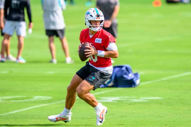MIAMI GARDENS, FL - JULY 30: Miami Dolphins quarterback Mark Gronowski (16) looks to throw the ball during the Miami Dolphins Training Camp on July 30, 2026, at the Baptist Health Training Complex in Miami Gardens, FL. (Photo by Doug Murray Icon Sportswire) NFL, American Football Herren, USA JUL 30 Dolphins Training Camp EDITORIAL USE ONLY Icon796260730045