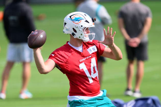 MIAMI GARDENS, FL - JULY 30: Miami Dolphins quarterback Quinn Ewers (14) throws the ball during the Miami Dolphins Training Camp on July 30, 2026, at the Baptist Health Training Complex in Miami Gardens, FL. (Photo by Doug Murray Icon Sportswire) NFL, American Football Herren, USA JUL 30 Dolphins Training Camp EDITORIAL USE ONLY Icon796260730047