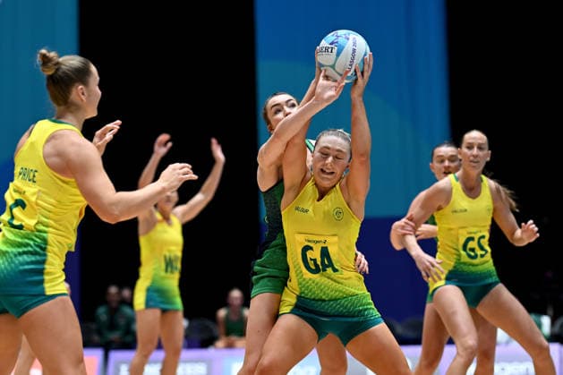 COM26 NETBALL, Georgie Horjus of Australia competes with Lauren Walshe of Northern Ireland during the Preliminary Round Pool A netball match between Australia and Northern Ireland at the Glasgow 2026 Commonwealth Games at The Hydro in Glasgow, Scotland, Thursday, July 30, 2026. ( NO ARCHIVING, EDITORIAL USE ONLY Glasgow United Kingdom  Copyright: xLUKASxCOCHx 20260731174696550050