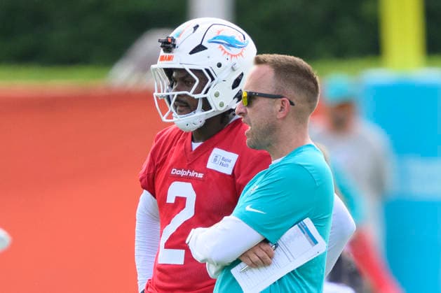 MIAMI GARDENS, FL - JULY 30: Miami Dolphins quarterback Malik Willis (2) and head coach Jeff Hafley talk on the field during the Miami Dolphins Training Camp on July 30, 2026, at the Baptist Health Training Complex in Miami Gardens, FL. (Photo by Doug Murray Icon Sportswire) NFL, American Football Herren, USA JUL 30 Dolphins Training Camp EDITORIAL USE ONLY Icon796260730051