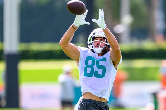 MIAMI GARDENS, FL - JULY 30: Miami Dolphins tight end Greg Dulcich (85) catches the ball during the Miami Dolphins Training Camp on July 30, 2026, at the Baptist Health Training Complex in Miami Gardens, FL. (Photo by Doug Murray Icon Sportswire) NFL, American Football Herren, USA JUL 30 Dolphins Training Camp EDITORIAL USE ONLY Icon796260730056