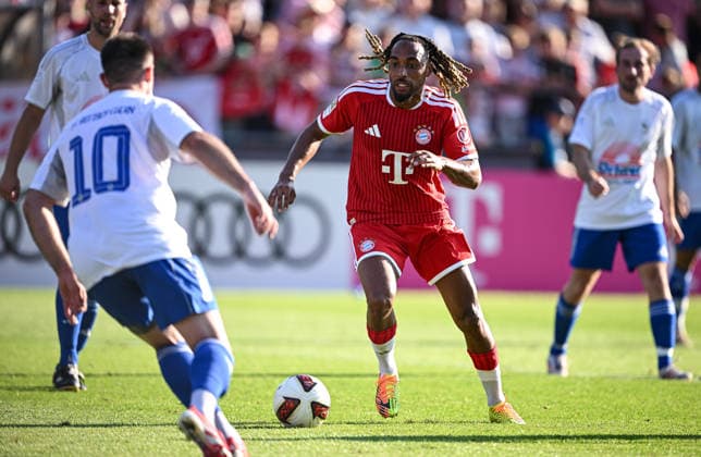 Fussball 1. Bundesliga 2026 2027 Testspiel FC Rottach-Egern - FC Bayern Muenchen 30.07.2026 Sacha Boey (re, FC Bayern Muenchen) gegen Fathullah Sourtsoglou (li, FC Rottach-Egern) *** Soccer, Bundesliga 1, 2026–2027, Friendly Match: FC Rottach Egern vs. FC Bayern Munich, July 30, 2026. Sacha Boey (right), FC Bayern Munich, vs. Fathullah Sourtsoglou (left), FC Rottach Egern