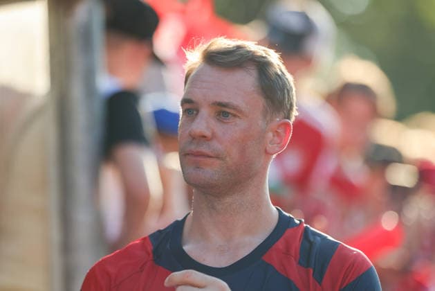 Sport Bilder des Tages Manuel Neuer (FC Bayern Muenchen, 01) gibt Autogramme in der Halbzeit, GER, FC Rottach-Egern vs. FC Bayern Muenchen, Fussball, Testspiel, Saison 2026 2027, 30.07.2026, GER, FC Rottach-Egern vs. FC Bayern Muenchen, Fussball, Testspiel, Saison 2026 2027, 30.07.2026 Rottach-Egern *** Manuel Neuer of FC Bayern Munich, No. 01, signs autographs at halftime, GER, FC Rottach Egern vs. FC Bayern Munich, soccer, friendly match, 2026–2027 season, July 30, 2026, GER, FC Rottach Egern vs. FC Bayern Munich, soccer, friendly match, 2026–2027 season, July 30, 2026, Rottach Egern Copyright: xEibner-Pressefoto JennixMaulx EP_JML