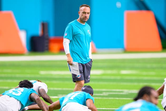 MIAMI GARDENS, FL - JULY 30: Miami Dolphins head coach Jeff Hafley watches the players warm up during the Miami Dolphins Training Camp on July 30, 2026, at the Baptist Health Training Complex in Miami Gardens, FL. (Photo by Doug Murray Icon Sportswire) NFL, American Football Herren, USA JUL 30 Dolphins Training Camp EDITORIAL USE ONLY Icon796260730065