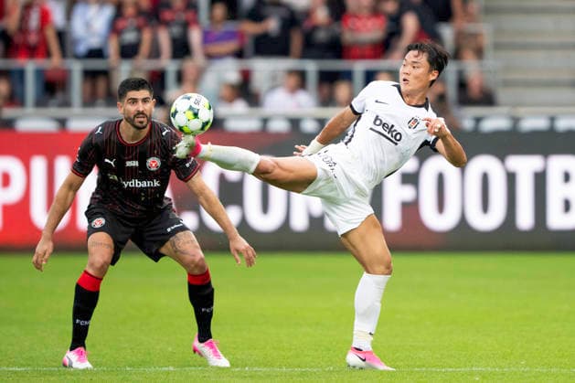 Sport Bilder des Tages UEFA Europa League: FC Midtjylland - Besiktas JK Besiktas JK s Salih Özcan in action with FC Midtjylland s Martin Erlic during the UEFA Europa League qualification match between FC Midtjylland and Besiktas JK at MCH Arena in Herning on Thursday, July 30, 2026. , Herning Denmark Mors *** UEFA Europa League: FC Midtjylland vs. Besiktas JK – Besiktas JK’s Salih Özcan in action against FC Midtjylland’s Martin Erlic during the UEFA Europa League qualifying match between FC Midtjylland and Besiktas JK at MCH Arena in Herning on Thursday, July 30, 2026, Herning, Denmark, Mors  Copyright: BoxAmrstrupx xRitzauxScanpix BoxAmstrupx spdk20260730-195817-L