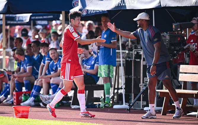Fussball 1. Bundesliga 2026 2027 Testspiel FC Rottach-Egern - FC Bayern Muenchen 30.07.2026 Min-Jae Kim (li, FC Bayern Muenchen) klatscht Trainer Vincent Kompany (re, FC Bayern Muenchen) bei seiner Auswechslung ab *** Soccer, Bundesliga 1, 2026–2027, Friendly Match: FC Rottach Egern vs. FC Bayern Munich, July 30, 2026. Min Jae Kim (left), FC Bayern Munich, high-fives coach Vincent Kompany (right), FC Bayern Munich, as he is substituted out.