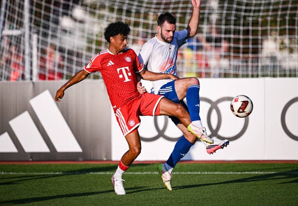 Fussball 1. Bundesliga 2026 2027 Testspiel FC Rottach-Egern - FC Bayern Muenchen 30.07.2026 Nathaniel Brown (li, FC Bayern Muenchen) gegen Julian Wiefarn (re, FC Rottach-Egern) *** Soccer, Bundesliga 1, 2026–2027, Friendly Match: FC Rottach Egern vs. FC Bayern Munich, July 30, 2026. Nathaniel Brown (left), FC Bayern Munich, vs. Julian Wiefarn (right), FC Rottach Egern