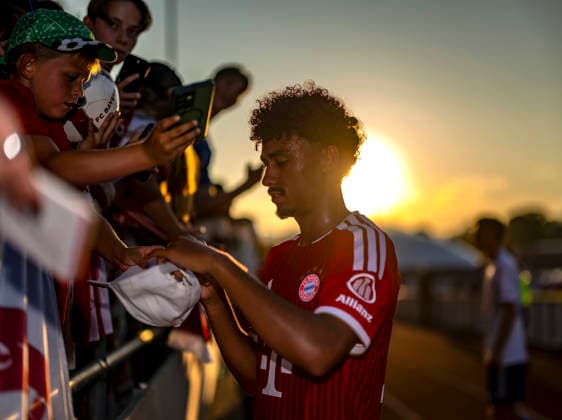 30.07.2026, Fussball Bundesliga 2026 2027, Trainingslager FC Bayern München in Rottach-Egern am Tegernsee (Bayern). Testspiel FC Rottach Egern - FC Bayern München, Nathaniel Brown (FC Bayern München) bei den Fans nach dem Spiel. Hinten get die Sonne unter. *** July 30, 2026, 2026–2027 Bundesliga, FC Bayern Munich training camp in Rottach Egern on Lake Tegernsee, Bavaria; friendly match between FC Rottach Egern and FC Bayern Munich; Nathaniel Brown of FC Bayern Munich with fans after the game; the sun is setting in the background