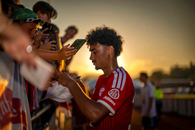 Sport Bilder des Tages 30.07.2026, Fussball Bundesliga 2026 2027, Trainingslager FC Bayern München in Rottach-Egern am Tegernsee (Bayern). Testspiel FC Rottach Egern - FC Bayern München, Nathaniel Brown (FC Bayern München) bei den Fans nach dem Spiel. Hinten get die Sonne unter. *** July 30, 2026, 2026–2027 Bundesliga, FC Bayern Munich training camp in Rottach Egern on Lake Tegernsee, Bavaria; friendly match between FC Rottach Egern and FC Bayern Munich; Nathaniel Brown of FC Bayern Munich with fans after the game; the sun is setting in the background