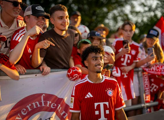 RECORD DATE NOT STATED 30.07.2026, Fussball Bundesliga 2026 2027, Trainingslager FC Bayern München in Rottach-Egern am Tegernsee (Bayern). Testspiel FC Rottach Egern - FC Bayern München, Nathaniel Brown (FC Bayern München) bei den Fans nach dem Spiel. *** July 30, 2026, 2026–2027 Bundesliga, FC Bayern Munich training camp in Rottach Egern on Lake Tegernsee, Bavaria; friendly match between FC Rottach Egern and FC Bayern Munich; Nathaniel Brown of FC Bayern Munich with fans after the game