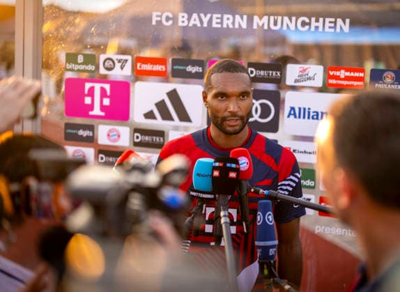 30.07.2026, Fussball Bundesliga 2026 2027, Trainingslager FC Bayern München in Rottach-Egern am Tegernsee (Bayern). Testspiel FC Rottach Egern - FC Bayern München, Jonathan Tah (FC Bayern München) beim anschliessenden Interview mit den Medien. *** July 30, 2026, 2026–2027 Bundesliga Season, FC Bayern Munich training camp in Rottach-Egern on Lake Tegernsee, Bavaria; friendly match between FC Rottach-Egern and FC Bayern Munich; Jonathan Tah of FC Bayern Munich during the subsequent interview with the media