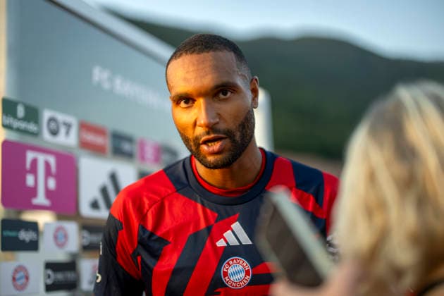 30.07.2026, Fussball Bundesliga 2026 2027, Trainingslager FC Bayern München in Rottach-Egern am Tegernsee (Bayern). Testspiel FC Rottach Egern - FC Bayern München, Jonathan Tah (FC Bayern München) beim anschliessenden Interview mit den Medien. *** July 30, 2026, 2026–2027 Bundesliga Season, FC Bayern Munich training camp in Rottach-Egern on Lake Tegernsee, Bavaria; friendly match between FC Rottach-Egern and FC Bayern Munich; Jonathan Tah of FC Bayern Munich during the subsequent interview with the media