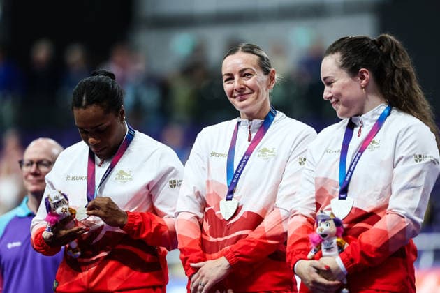 Glasgow 2026 Commonwealth Games Picture by Alex Whitehead SWpix.com - 30 07 2026 - Glasgow 2026 Commonwealth Games - Track cycling, Rad, Radsport, Bahnrad, Bahn and Para Track Cycling - Sir Chris Hoy Velodrome, Glasgow, Scotland - Women™s Team Sprint - Podium - Rhianna Parris-Smith, Sophie Capewell, Katy Marchant of England on the podium after receiving the Commonwealth Silver Medal Glasgow Sir Chris Hoy Velodrome Scotland Copyright: x xSWpix.comx(t axPhotographyxHubxLtd)xAlexxWhitehead SWpix.comx SWP-3030-16228