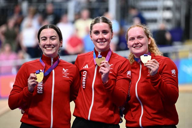 Glasgow 2026 Commonwealth Games Picture by Olly Hassell SWpix.com - 30 07 2026 - Glasgow 2026 Commonwealth Games - Track cycling, Rad, Radsport, Bahnrad, Bahn and Para Track Cycling - Sir Chris Hoy Velodrome, Glasgow, Scotland - Women™s Team Sprint Final - Podium - Lowri Thomas, Emma Finucane, Rhian Edmunds of Wales on the podium after receiving the Commonwealth Gold Medal Glasgow Sir Chris Hoy Velodrome Scotland Copyright: x xSWpix.comx(t axPhotographyxHubxLtd)xOllyxHassell SWpix.comx SWP-3030-16255