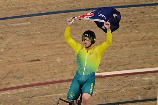COM26 Track cycling, Rad, Radsport, Bahnrad, Bahn Ryan Elliott of Australia flies the Australian Flag after winning the Gold medal with team mates Daniel Barber and Leigh Hoffman in the Men™s Team Sprint Final for Track Cycling at the Glasgow 2026 Commonwealth Games at the Sir Chris Hoy Velodrome in Glasgow, Scotland, Thursday, July 30, 2026. ( NO ARCHIVING, EDITORIAL USE ONLY Glasgow Scotland United Kingdom  Copyright: xDEANxLEWINSx 20260731148703232387