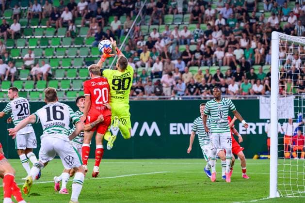 Budapest , 30-07-2026 , Groupama Arena , season 2026 2027 , UEFA Europa League play-off football , match between Ferencvarosi TC and FC Twente , picture shows FC Twente player Thomas van den Belt Ferencvarosi goalkeeper Denes Dibusz Ferencvarosi - Twente  x205334851x Copyright: