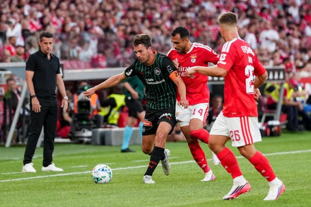Fussball, UEFA Europa League Qualifikation: SL Benfica vs. FC St. Gallen 1879, Donnerstag, 30.07.2026 (Estadio da Luz, Lissabon, Portugal); Lukas Görtler (16, FC St. Gallen), Evangelos Pavlidis (14, SL Benfica), Samuel Dahl (26, SL Benfica) *** Soccer, UEFA Europa League Qualifying: SL Benfica vs. FC St. Gallen 1879, Thursday, July 30, 2026, Estadio da Luz, Lisbon, Portugal; Lukas Görtler (16), FC St. Gallen; Evangelos Pavlidis (14), SL Benfica; Samuel Dahl 26, SL Benfica Copyright: xValentinxDomgjonix