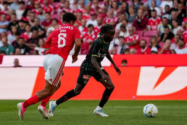 Fussball, UEFA Europa League Qualifikation: SL Benfica vs. FC St. Gallen 1879, Donnerstag, 30.07.2026 (Estadio da Luz, Lissabon, Portugal); Alexander Bah (6, SL Benfica), Aliou BaldÃ , Aliou Balde (14, FC St. Gallen) *** Soccer, UEFA Europa League Qualifying: SL Benfica vs. FC St. Gallen 1879, Thursday, July 30, 2026, Estadio da Luz, Lisbon, Portugal: Alexander Bah (6), SL Benfica; Aliou Baldé (14), FC St. Gallen Copyright: xValentinxDomgjonix