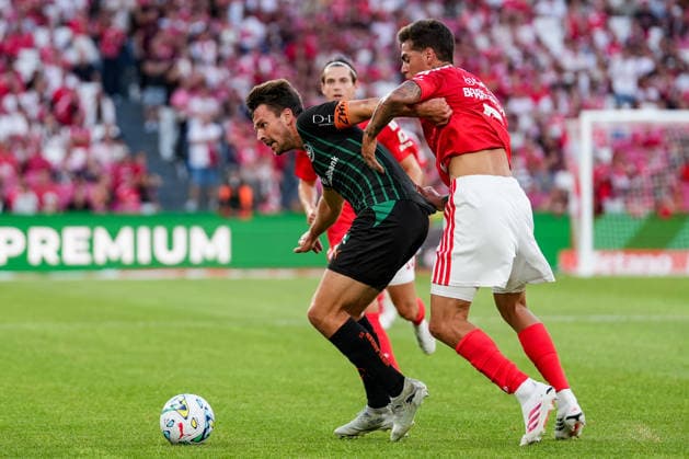 Fussball, UEFA Europa League Qualifikation: SL Benfica vs. FC St. Gallen 1879, Donnerstag, 30.07.2026 (Estadio da Luz, Lissabon, Portugal); Lukas Görtler (16, FC St. Gallen), Enzo Barrenechea (5, SL Benfica) *** Soccer, UEFA Europa League Qualifying: SL Benfica vs. FC St. Gallen 1879, Thursday, July 30, 2026, Estadio da Luz, Lisbon, Portugal; Lukas Görtler 16, FC St. Gallen, Enzo Barrenechea 5, SL Benfica Copyright: xValentinxDomgjonix