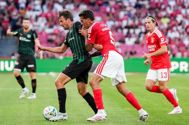 Fussball, UEFA Europa League Qualifikation: SL Benfica vs. FC St. Gallen 1879, Donnerstag, 30.07.2026 (Estadio da Luz, Lissabon, Portugal); Lukas Görtler (16, FC St. Gallen), Enzo Barrenechea (5, SL Benfica) *** Soccer, UEFA Europa League Qualifying: SL Benfica vs. FC St. Gallen 1879, Thursday, July 30, 2026, Estadio da Luz, Lisbon, Portugal; Lukas Görtler 16, FC St. Gallen, Enzo Barrenechea 5, SL Benfica Copyright: xValentinxDomgjonix