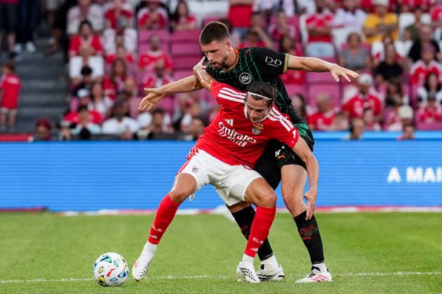 Fussball, UEFA Europa League Qualifikation: SL Benfica vs. FC St. Gallen 1879, Donnerstag, 30.07.2026 (Estadio da Luz, Lissabon, Portugal); Jakub KamiÅ ski, Jakub Kaminski (13, SL Benfica), Tom Gaal (26, FC St. Gallen) *** Soccer, UEFA Europa League Qualifying: SL Benfica vs. FC St. Gallen 1879, Thursday, July 30, 2026, Estadio da Luz, Lisbon, Portugal: Jakub Kaminski, Jakub Kaminski 13, SL Benfica, Tom Gaal 26, FC St. Gallen Copyright: xValentinxDomgjonix