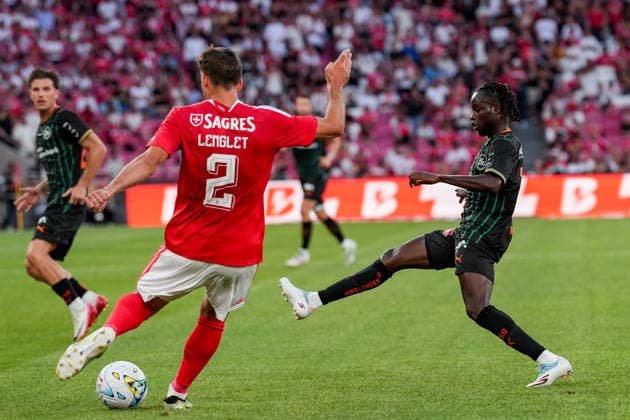 Fussball, UEFA Europa League Qualifikation: SL Benfica vs. FC St. Gallen 1879, Donnerstag, 30.07.2026 (Estadio da Luz, Lissabon, Portugal); ClÃ ment Lenglet, Clement Lenglet (2, SL Benfica), Aliou BaldÃ , Aliou Balde (14, FC St. Gallen) *** Soccer, UEFA Europa League Qualifying: SL Benfica vs. FC St. Gallen 1879, Thursday, July 30, 2026, Estadio da Luz, Lisbon, Portugal: Clément Lenglet, Clement Lenglet 2, SL Benfica, Aliou Balde, Aliou Balde 14, FC St. Gallen Copyright: xValentinxDomgjonix