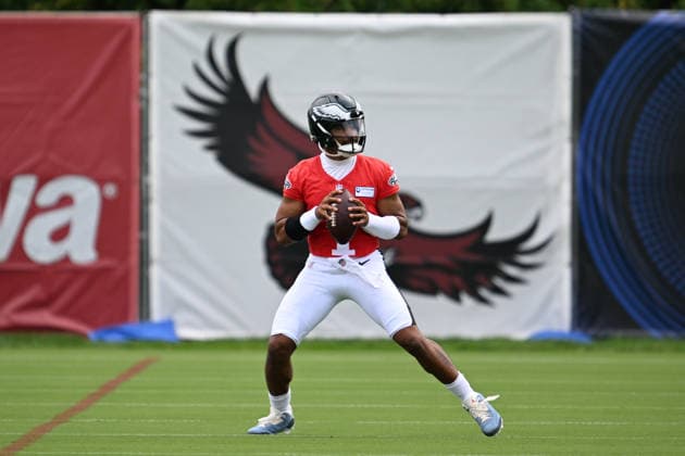 PHILADELPHIA, PA - JULY 30: Philadelphia Eagles quarterback Jalen Hurts 1 throws the ball during the Philadelphia Eagles training camp on July 30th, 2026 at Jefferson Health Training Complex in Philadelphia, PA. (Photo by Terence Lewis Icon Sportswire) NFL, American Football Herren, USA JUL 30 Eagles Training Camp EDITORIAL USE ONLY Icon260730030